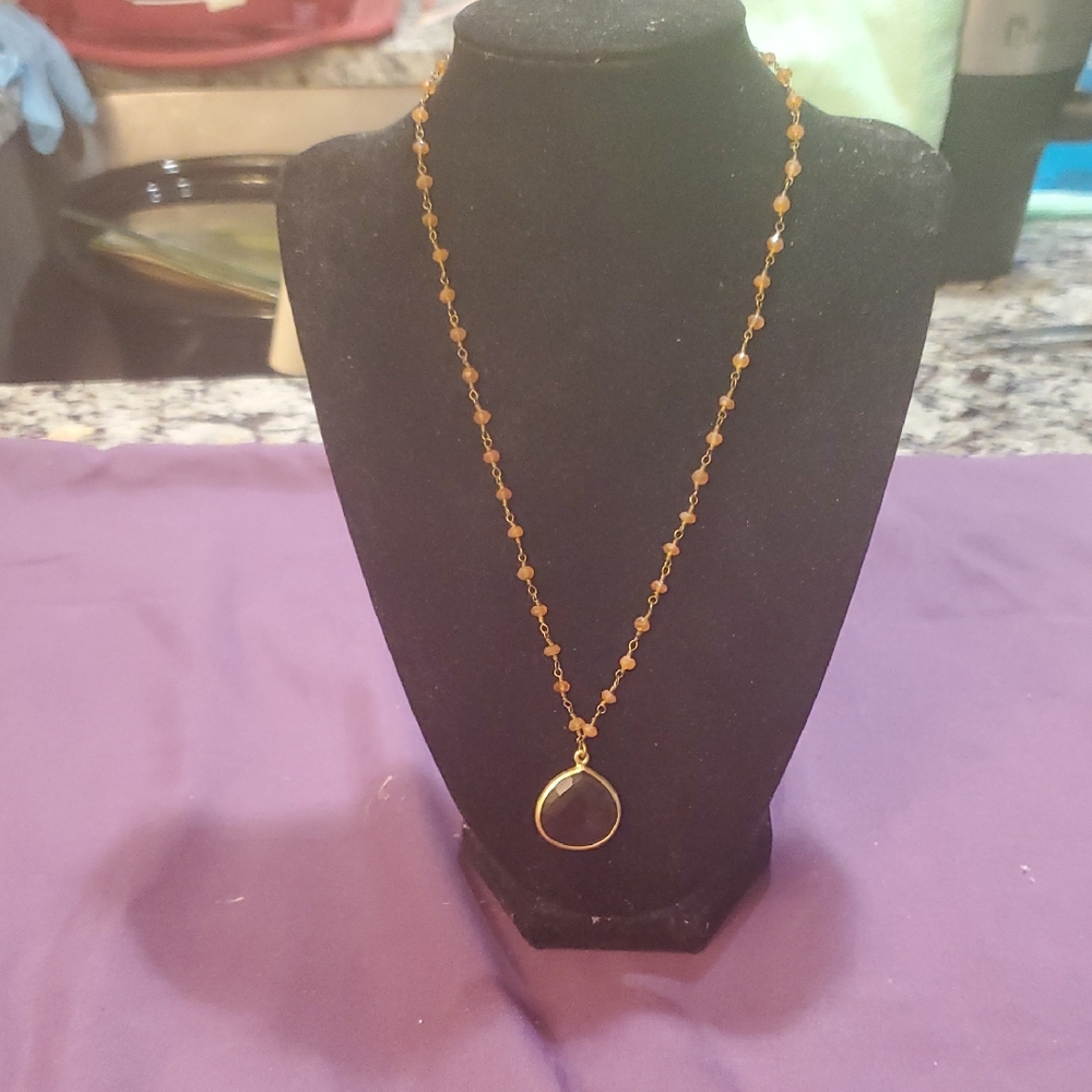 Elegant Gold Necklace with Pendant